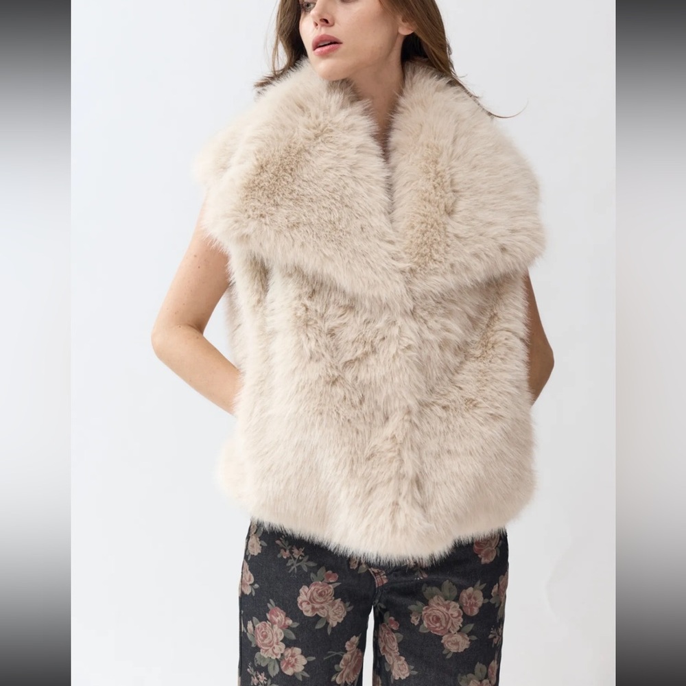 FROM PARIS FRANCE 🇫🇷 Luxurious Cream Faux Fur Vest